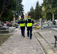 policjanci w czasie patrolu rejonu cmentarza