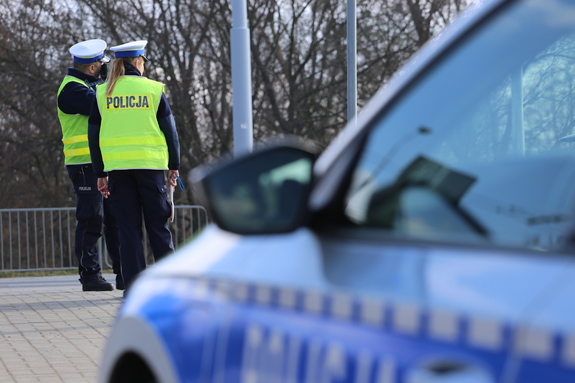 RADIOWÓZ I DWOJE POLICJNATÓW