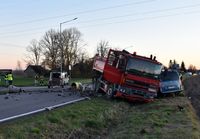 na poboczu drogi stoją pojazd ciężarowy oraz osobowy citroen, którego kierujący uderzył w ciężarówkę