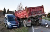 na poboczu drogi stoją pojazd ciężarowy oraz osobowy citroen, którego kierujący uderzył w ciężarówkę