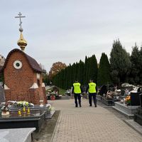 policjanci w czasie patrolu cmentarza