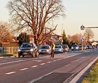 policjant na drodze kieruje ruchem