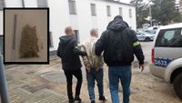 zatrzymany doprowadzany przez dwóch policjantów w ubraniach cywilnych, wklejone zdjęcie worka foliowego z suszem roślinnym