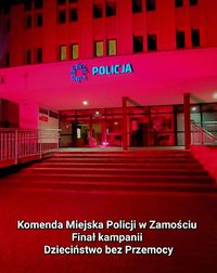 podświetlona na czerwono fasada budynku Komendy Miejskiej Policji w Zamościu