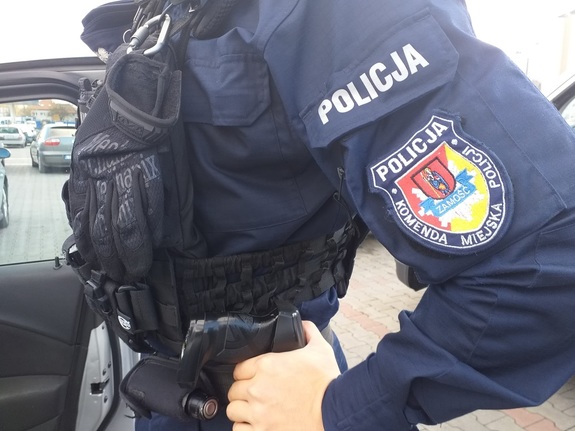 rękaw munduru  z naszywką logiem Komendy Miejskiej Policji w Zamościu