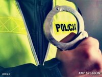 kajdanki w ręku policjanya