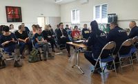 policjanci i mieszkańcy gminy Sułów w czasie debaty