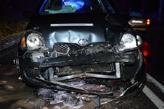 uszkodzony przód osobowej toyoty