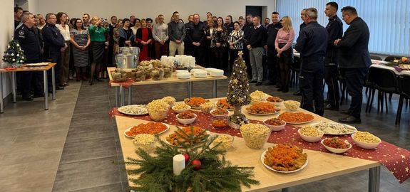 policjanci i pracownicy w czasie spotkania wigilijnego