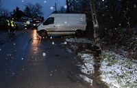droga, na poboczu w poprzek stoi dostawcze Renault, po chodniku idą policjanci, w tle wóz strażacki