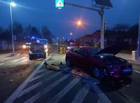 droga w rejonie przejścia dla pieszych. Na powierzchni wyłączonej z ruchu stoi rozbita Mazda a za nią uszkodzony osobowy Ople,