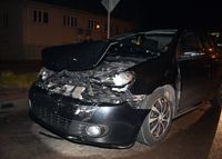 przód osobowego Volkswagena uszkodzony w wyniku zderzenia z innym samochodem