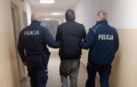 zatrzymany w asyście dwóch policjantów w czasie doprowadzenia