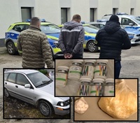 kolaż zdjęć policjanci w cywilnych ubraniach z zatrzymanym, woreczki z białym proszkiem, kilka fiolek oraz samochód osobowy Volvo