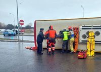 służby ratunkowe stoją przed przewróconym na bok autobusem