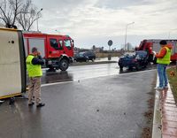 dwaj policjanci w cywilnych ubraniach wykonują czynności procesowych