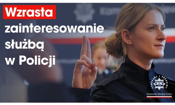 Z lewej strony widoczny napis: Wzrasta zainteresowanie służbą w Policji, z prawej policjantka, która trzyma dłoń z uniesionymi palcami do góry. Poniżej widoczna policyjna gwiazda i wokół niej napis: Pomagamy i chronimy, a pod spodem napis: komenda Główna Policji&quot;