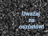 bryłki węgla i napis uważaj na oszustów