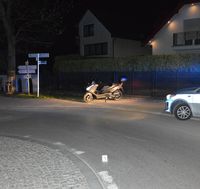 rondo, obok na poboczu stoi skuter, w uliczce dojazdowej policyjny radiowóz