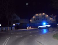 miejsce wypadku z udziałem kierującego skuterem. Na poboczu stoi skuter, obok policyjny radiowóz