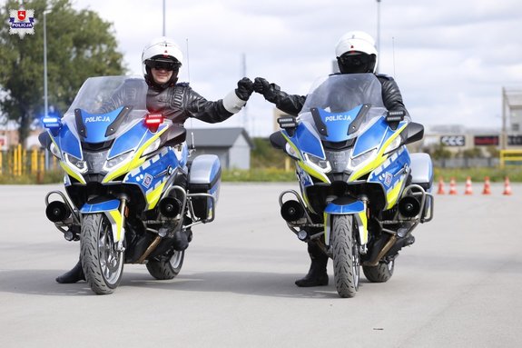 dwaj policjanci na motocyklach