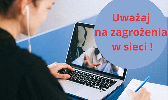 kobieta przed laptopem i napis uważaj na zagrożenia w sieci