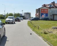 droga i zaparkowane na jej poboczu samochody,  miejsca potracenia osoby pieszej