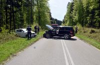 miejsce kolizji dwa uszkodzone samochody osobowe oraz dwaj policjanci ruchu drogowego