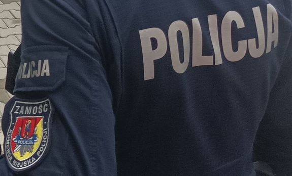 rękaw munduru z naszywką logo Komendy Miejskiej Policji w Zamościu oraz plecy policjanta w mundurze z napisem policja