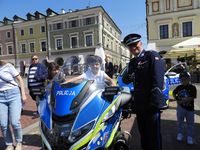 Komendant Miejski Policji w Zamościu obok dziecka na policyjnym motocyklu