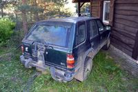 pojazd osobowy, którego kierujący wjechał w ścianę budynku mieszkalnego
