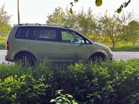 na poboczu stoi Volkswagen