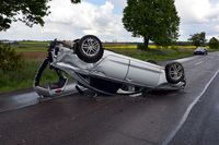 na jezdni na dachu leży osobowe Audi po zderzeniu z Kia