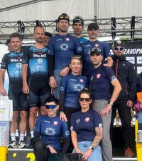 kolarska reprezentacja Polskiej Policji w strojach sportowych na podium