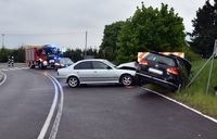 osobowy volkswagen stoi częściowo w przydrożnym rowie obok niego na jezdni BMW, oba uszkodzone po zderzeniu