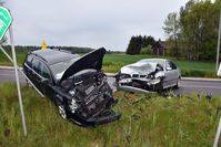 osobowy volkswagen stoi częściowo w przydrożnym rowie obok niego na jezdni BMW, oba uszkodzone po zderzeniu