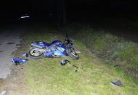 leżący na poboczu drogi uszkodzony motocykl