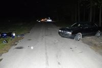 miejsce wypadku w drodze na posesję stoi Audi, z drugiej strony na poboczu leży motocykl