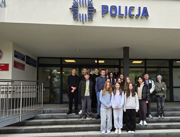 zdjęcie grupowe przed budynkiem komendy