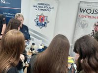 stoisko promocyjne policji na targach pracy
