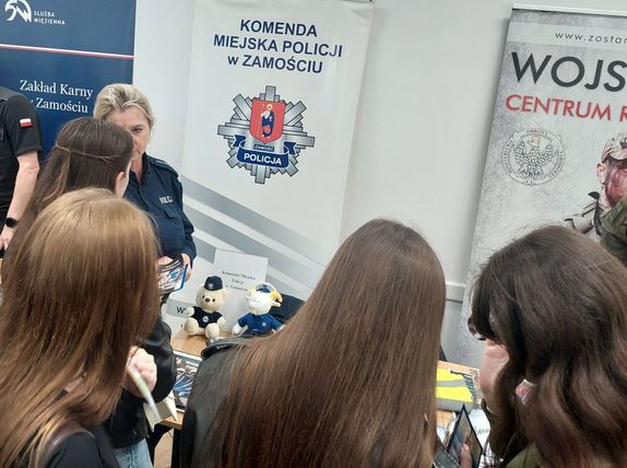 stoisko promocyjne policji na targach pracy