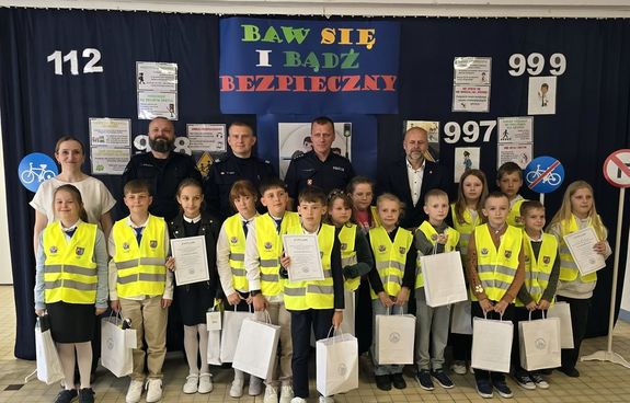 zdjęcie zbiorowe uczestnicy konkursu baw się i bądź bezpieczny