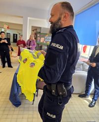 policjant z kamizelkami odblaskowymi