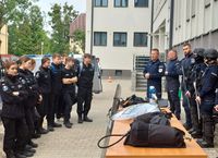 młodzież w komendzie w czasie dnia otwartej jednostki