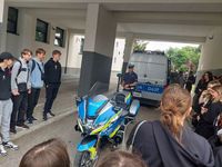 młodzież w komendzie w czasie dnia otwartej jednostki