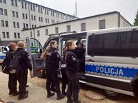 młodzież w komendzie w czasie dnia otwartej jednostki