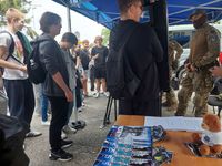 młodzież w komendzie w czasie dnia otwartej jednostki