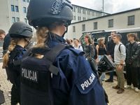 młodzież w komendzie w czasie dnia otwartej jednostki