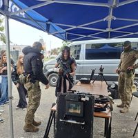 młodzież w komendzie w czasie dnia otwartej jednostki