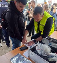 młodzież w komendzie w czasie dnia otwartej jednostki